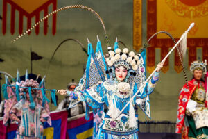 Ópera de Pequim apresenta espetáculo clássico do teatro musical chinês em Salvador