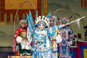 Ópera de Pequim apresenta espetáculo clássico do teatro musical chinês em Salvador