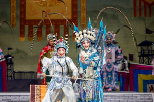 Ópera de Pequim apresenta espetáculo clássico do teatro musical chinês em Salvador